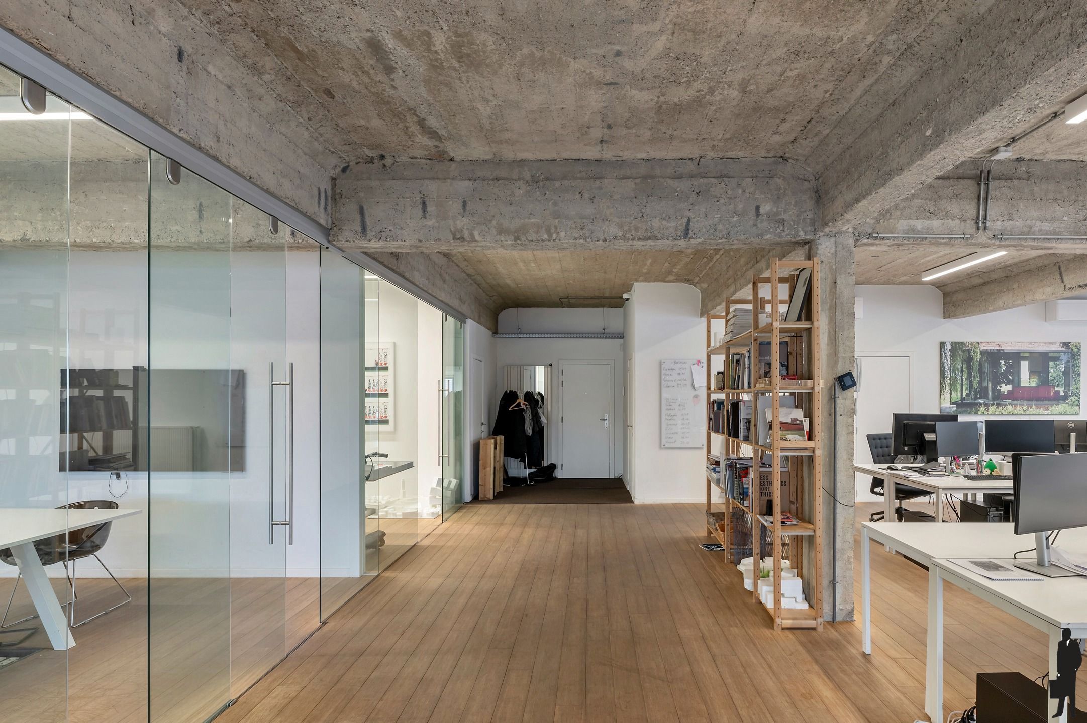 Lichtovergoten industriële loft met open structuur en ruwe materialen foto 11