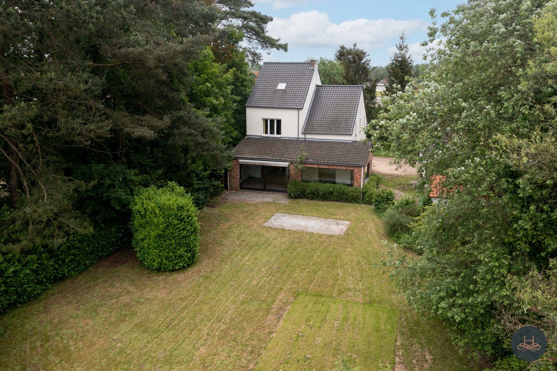 Achterliggende gezinswoning op rustgevend perceel foto 3