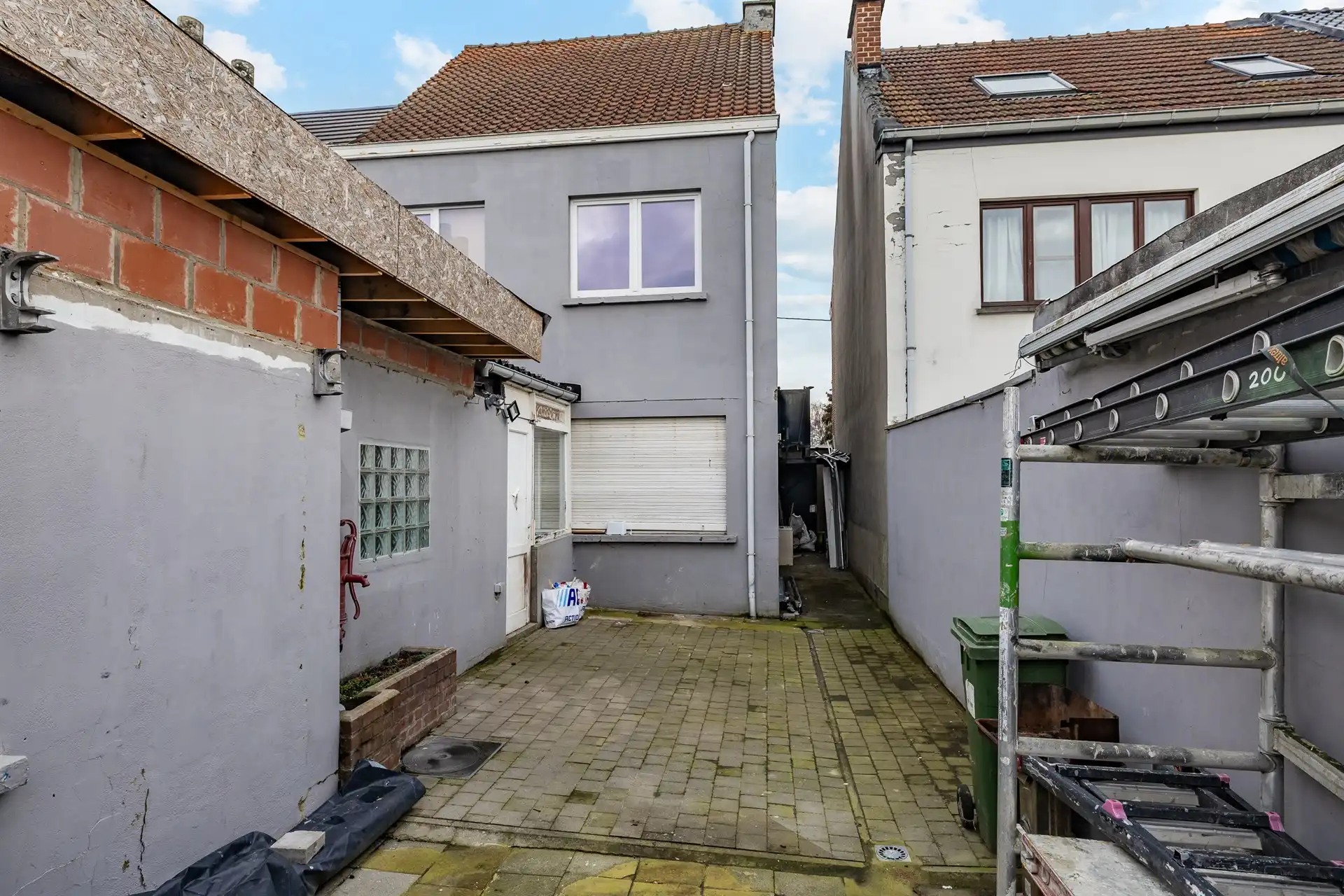 Deels gerenoveerde woning met drie slaapkamers te Erembodegem foto 18