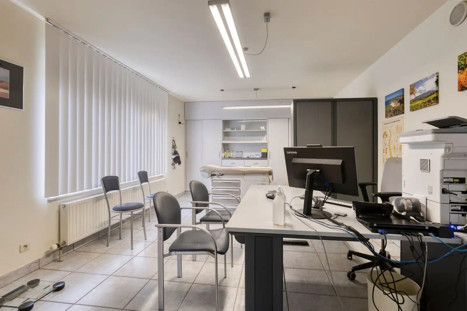 Commerciele ruimte met parking ,woning 5 slaapkamers en tuin  foto 4