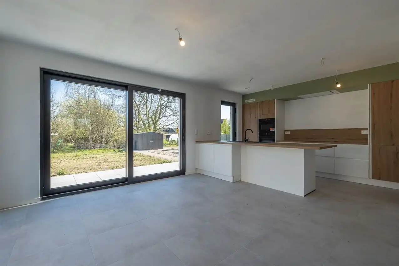 Kwalitatief afgewerkte nieuwbouwwoning met 3 slk. foto 6