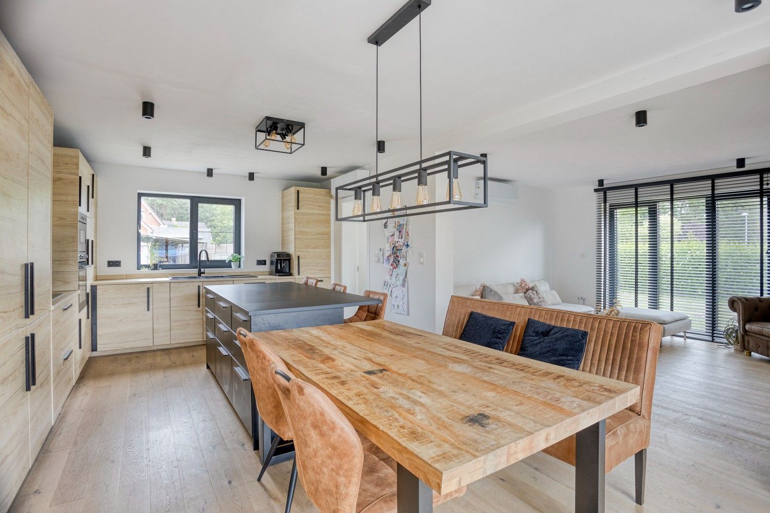 Volledig gerenoveerde woning met 5 slaapkamers en bijgebouw met diverse mogelijkheden foto 8