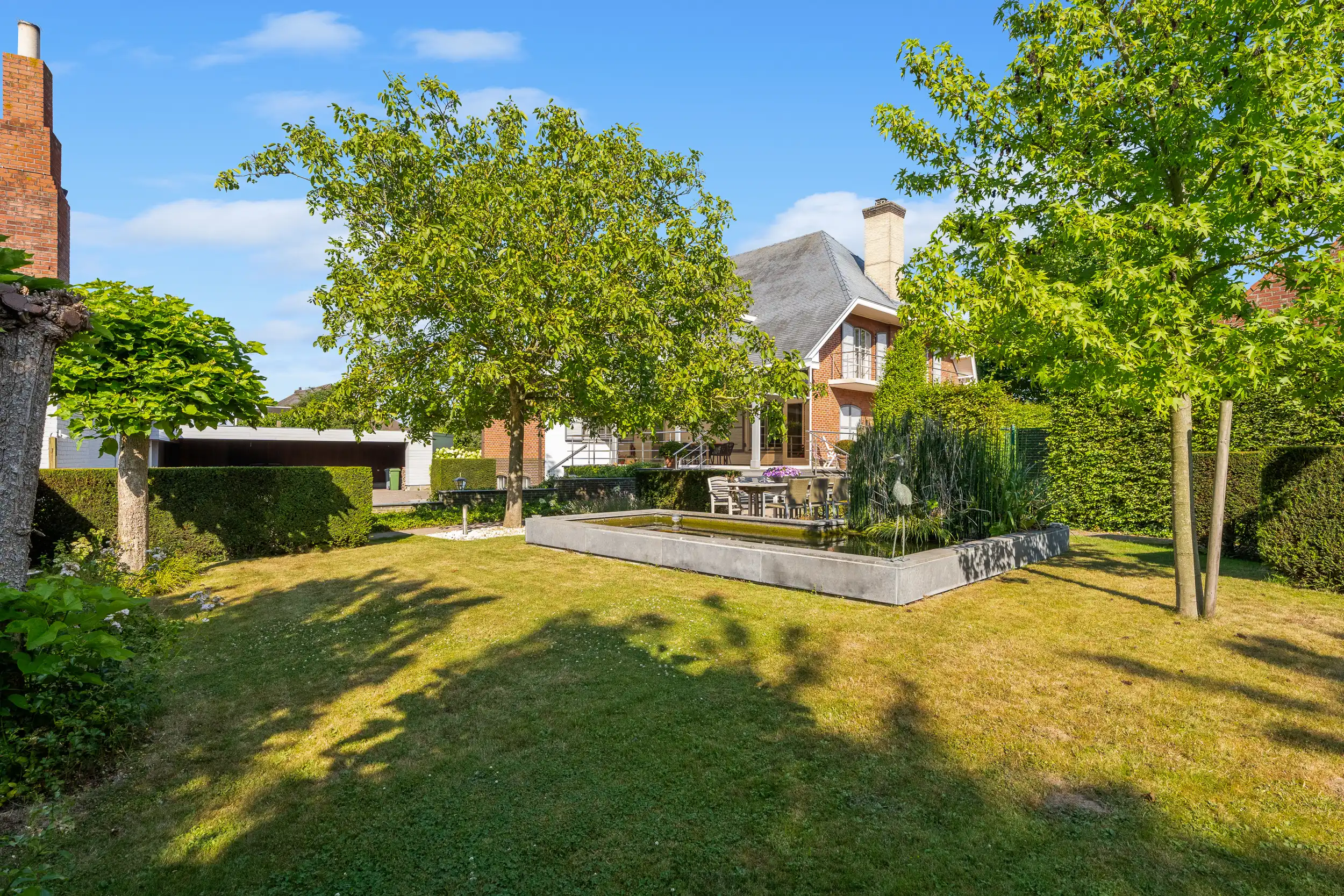 Luxueus gerenoveerde herenwoning  met loods op 2.137m² foto 3