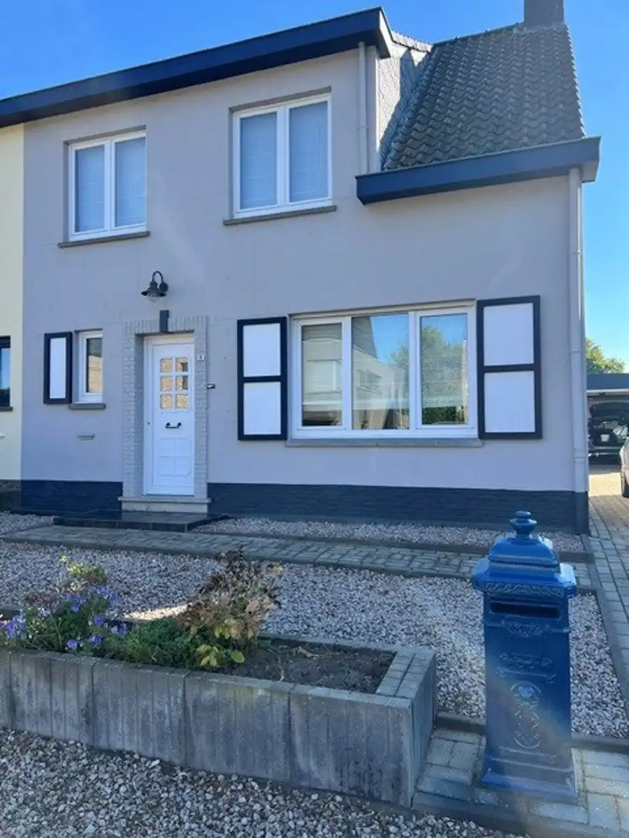 Halfopenbebouwing met 4 slaapkamers, garage en grote tuin. foto {{pictureIndex}}