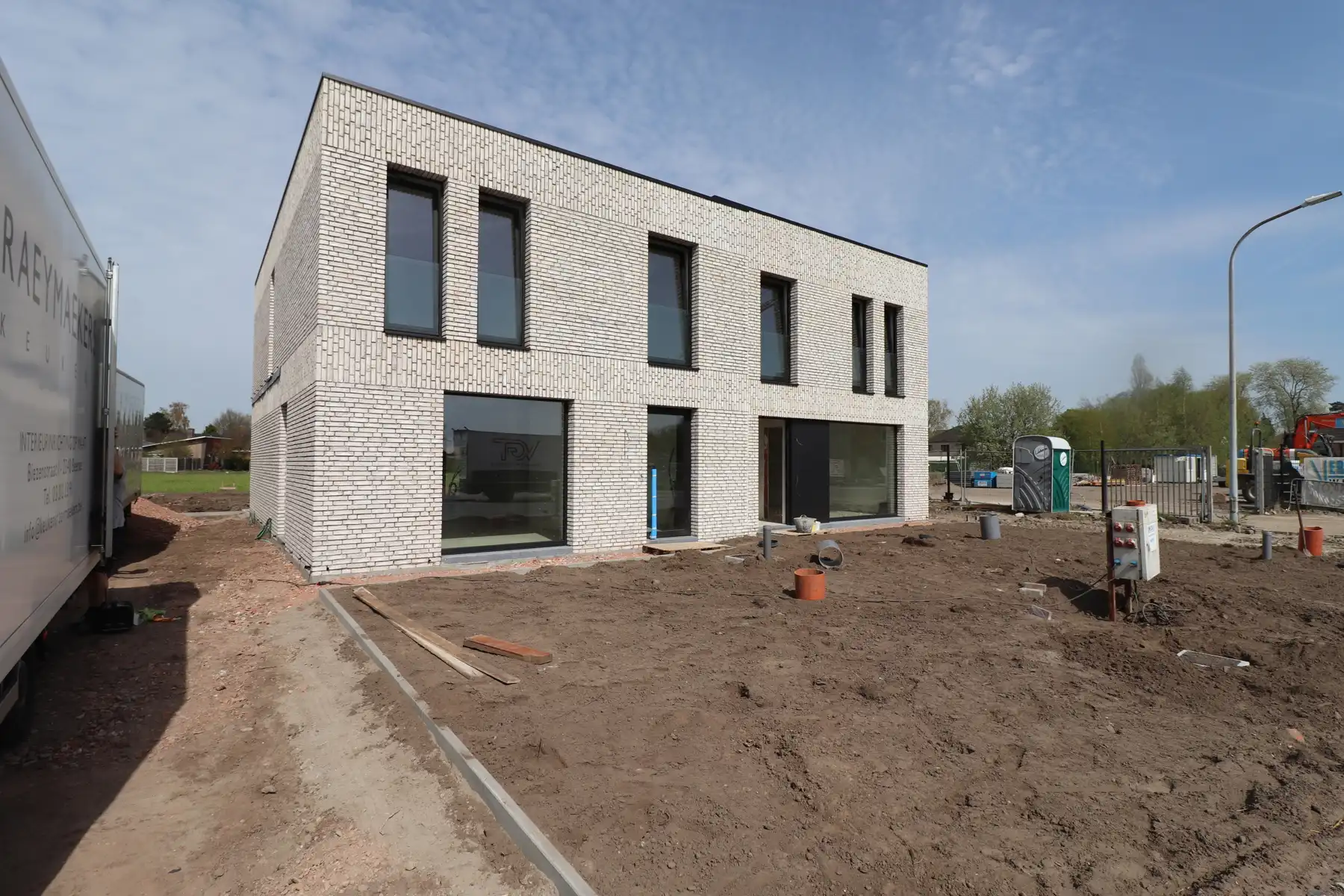 Energiezuinige nieuwbouwwoning met 4 slaapkamers, terras tuin en carport. foto {{pictureIndex}}