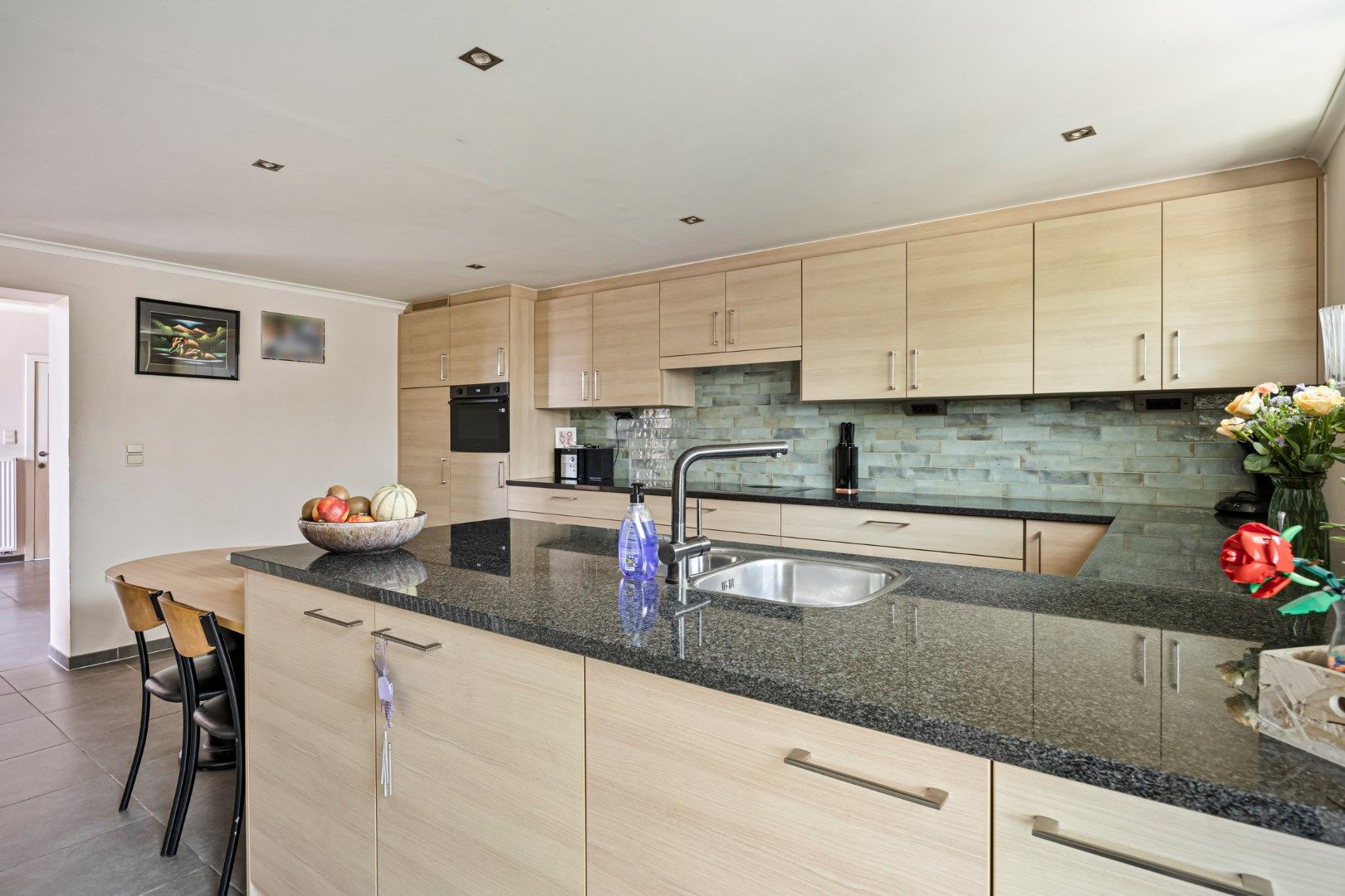 Instapklare woning met 3 SLPKS en zon georiënteerde tuin !  foto 9