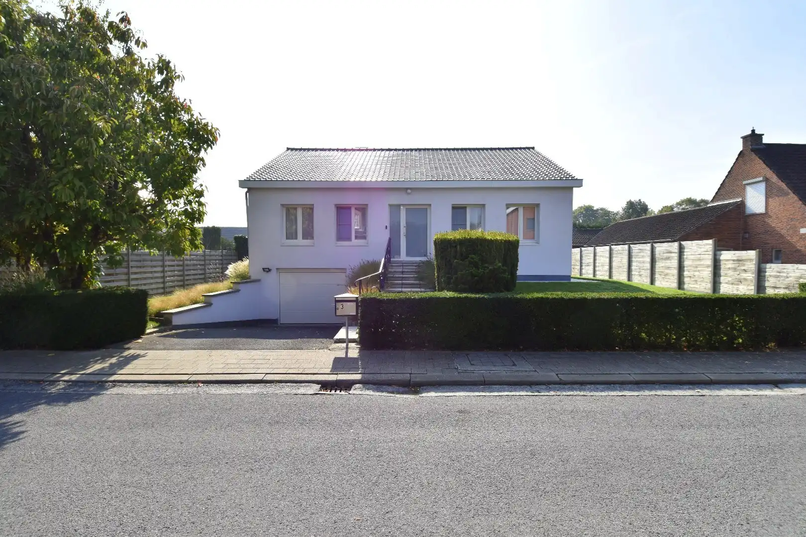 Vrijstaande woning met 3 slaapkamers, garage en tuin te koop in Wevelgem foto {{pictureIndex}}