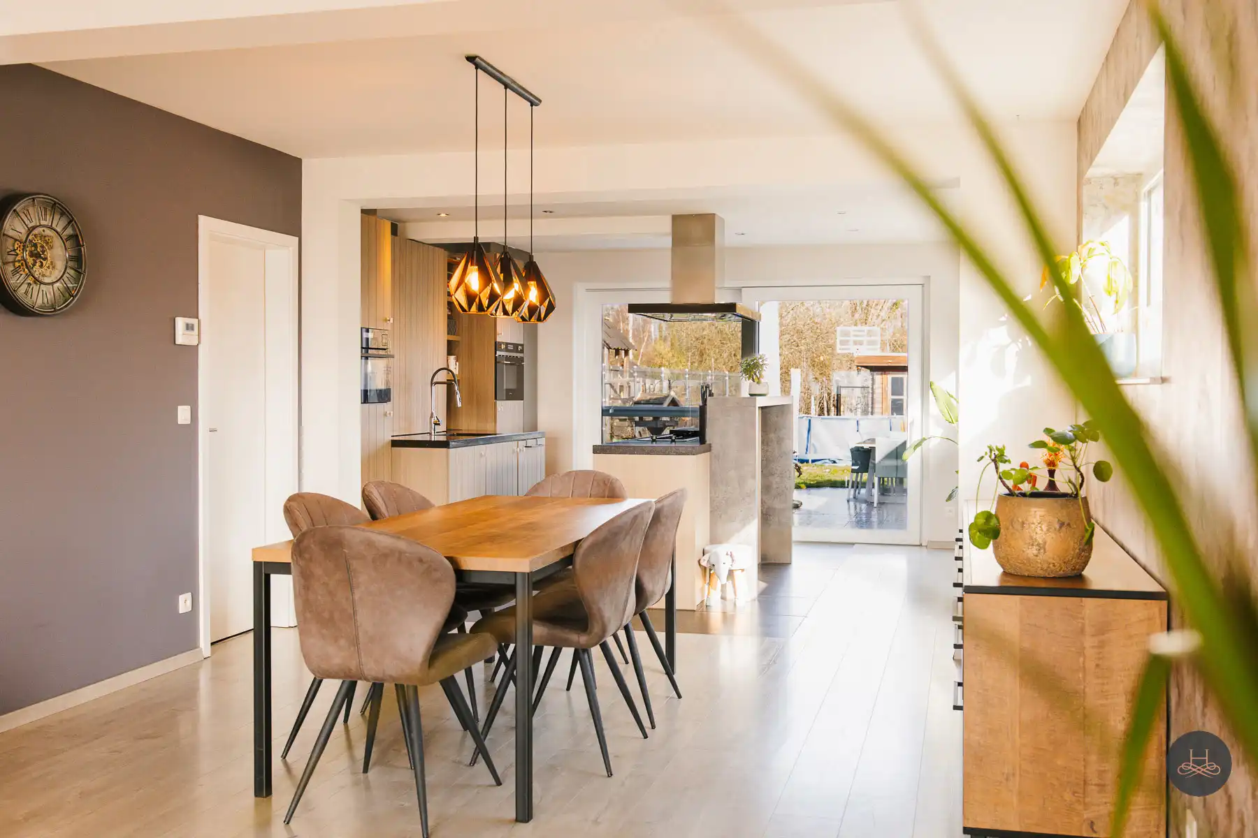 Recent energiezuinige halfopen woning op een royaal perceel foto 5