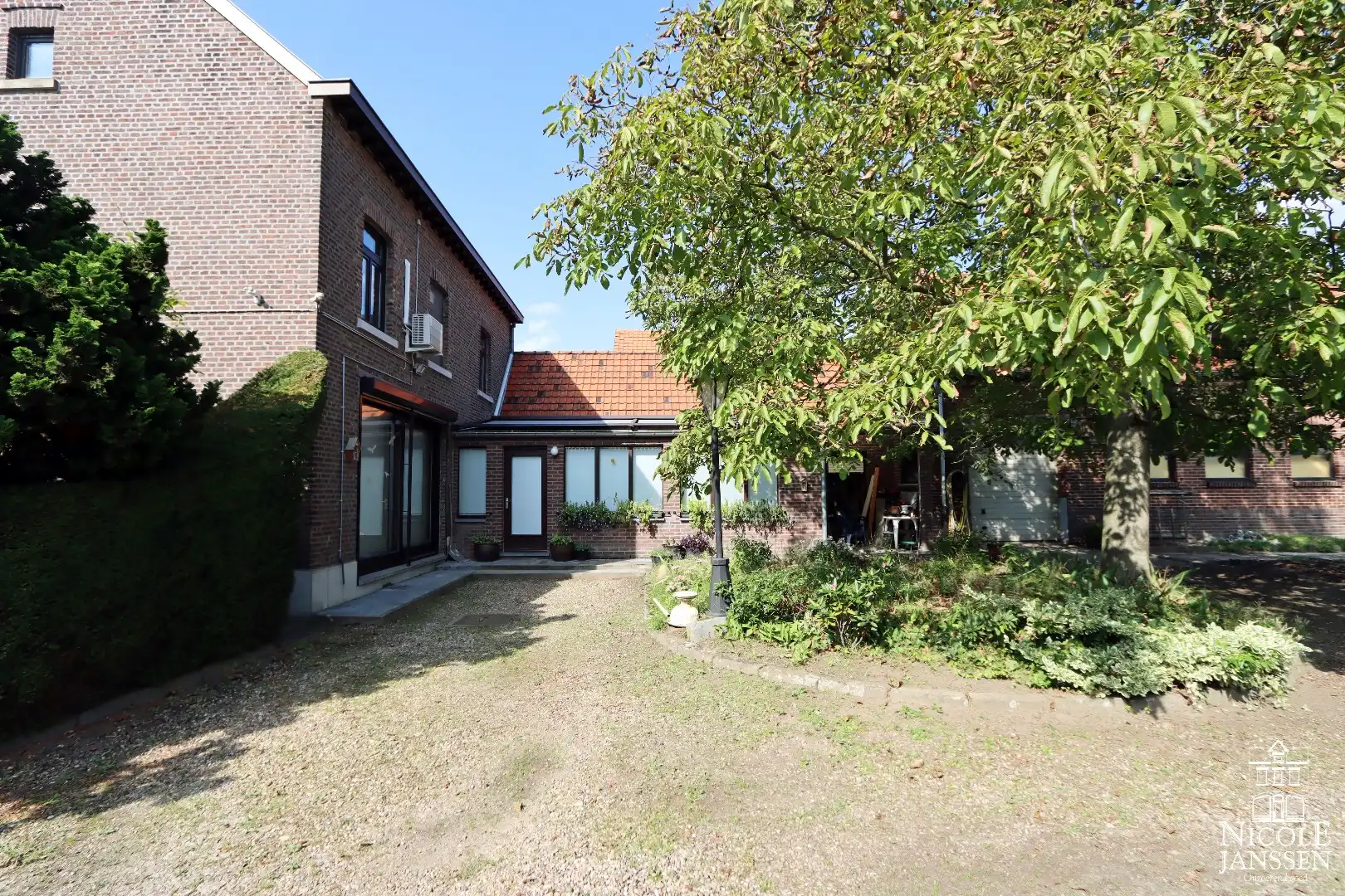 Karaktervolle woning met grote garage en werkhuis foto 2