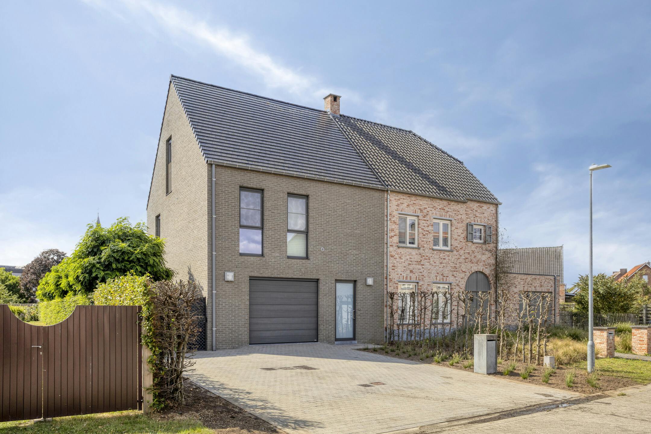 Rustig gelegen huis te koop nabij het centrum van Lichtaart foto {{pictureIndex}}