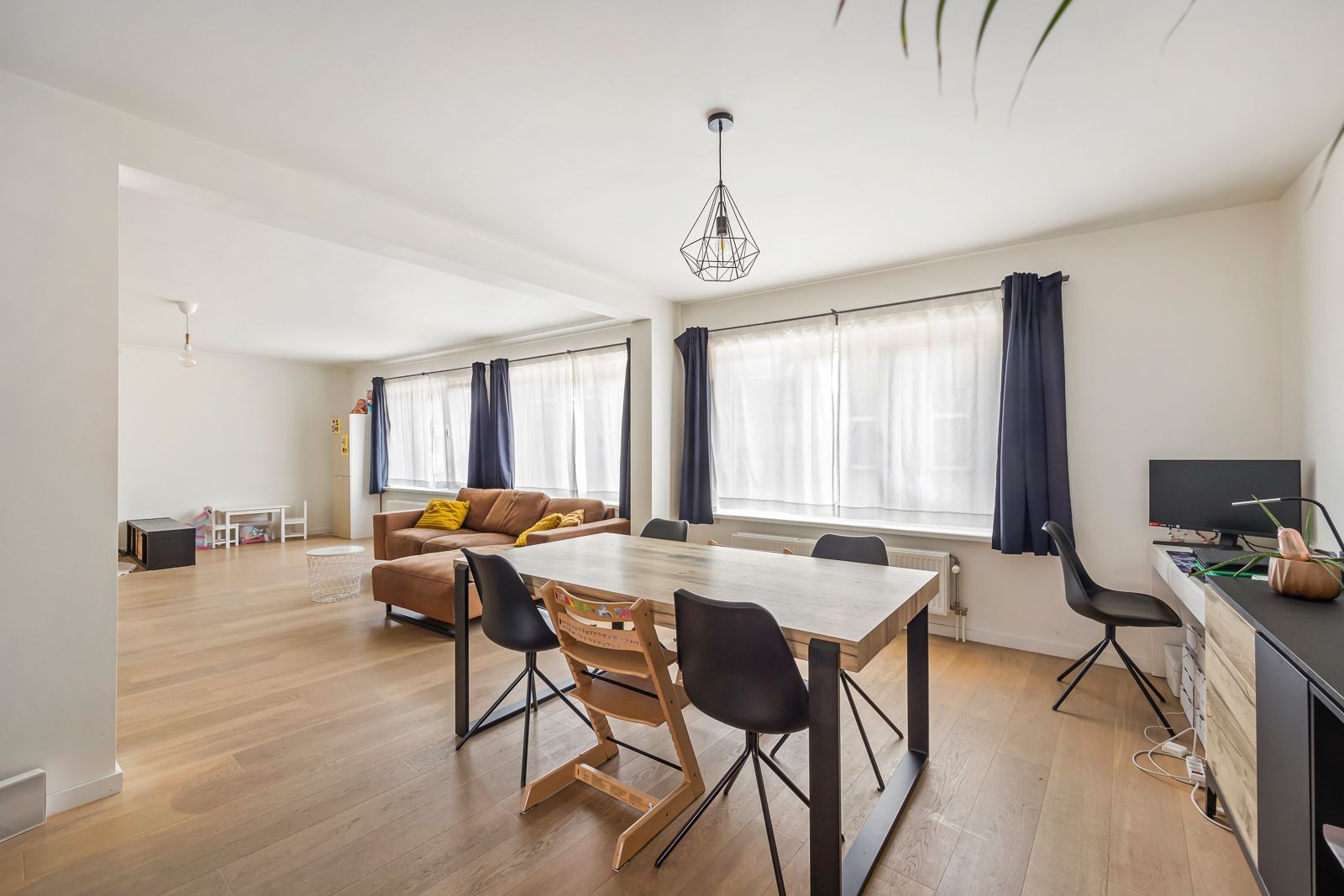 Trendy en ruim appartement met autostaanplaats en tuin in hartje Kapellen! foto 4