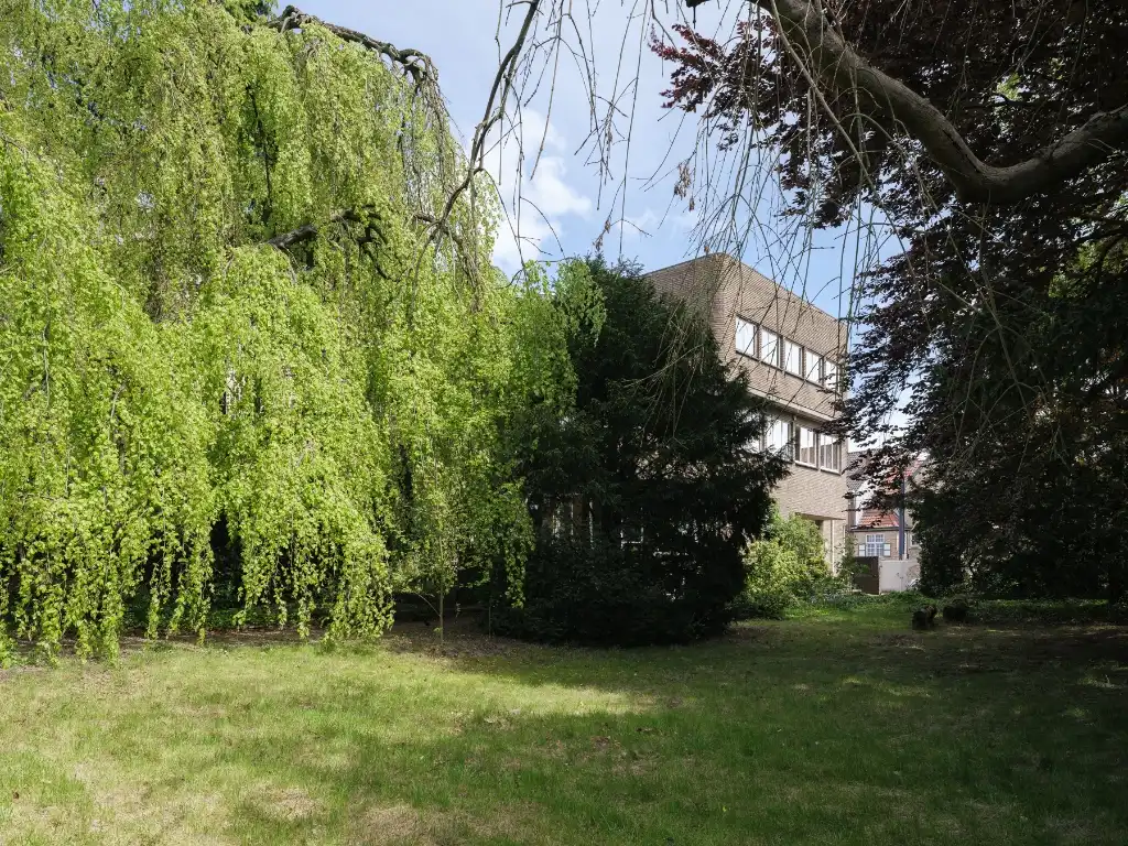 Omgeving Sint-Pieters station - Imposante half vrijstaande villa met parktuin, in nieuwe zakelijkheid naar een ontwerp van architect&nbsp;Geo&nbsp;Bontinck (1935). foto 3