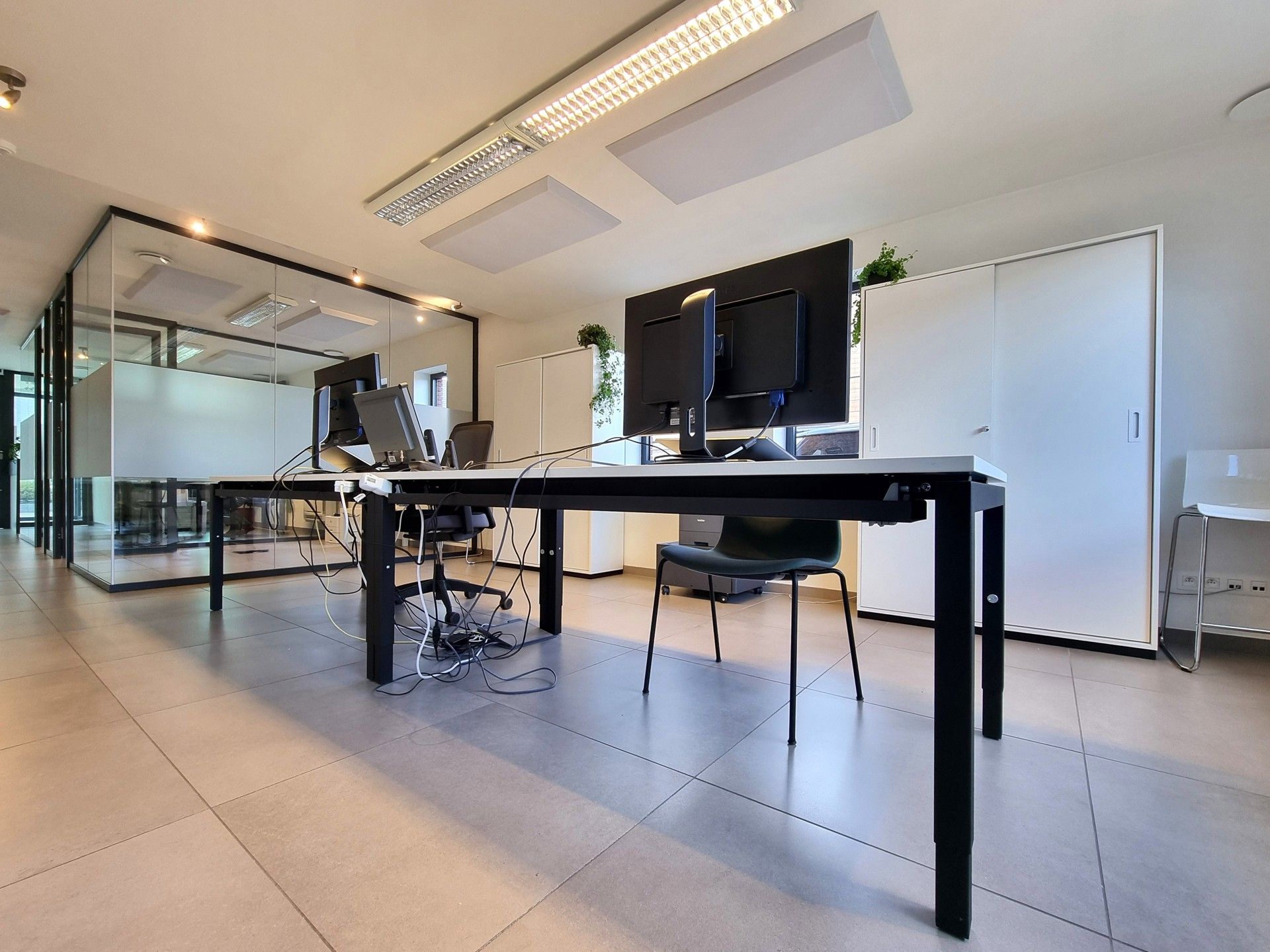 Handelsgelijkvloers met triplex-appartement in het hartje van Pamel foto 7