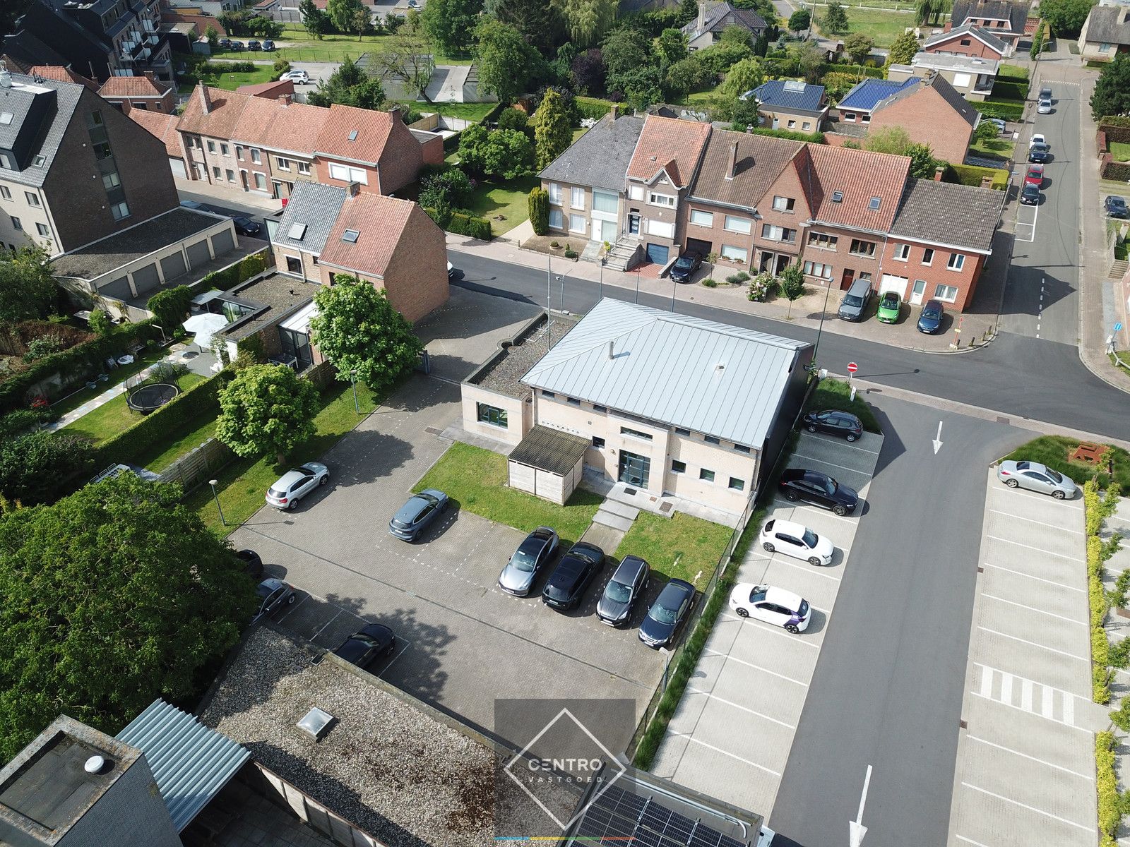 POLYVALENT (kantoor, praktijk, handel) PAND (240m² + 180m²) met 30-tal gemeenschappelijke parkeerplaatsen rondom het gebouw naast de oprit van DELHAIZE te Torhout (veel passanten = gratis publiciteit)! foto 2