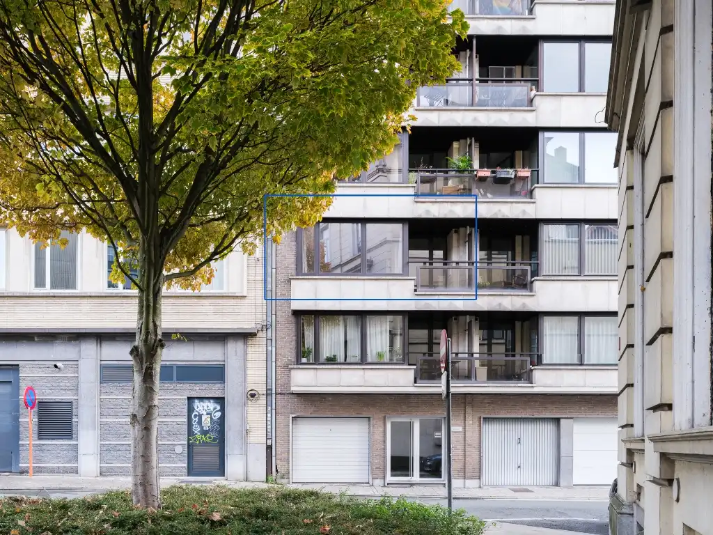 Regio Gent Zuid - Lichtrijk, op te frissen drieslaapkamer-appartement gelegen in een zijstraat van de muinkkaai met zicht op het water. foto 15