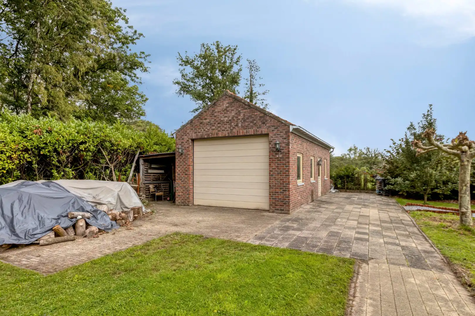 Ruime woning met 5 slpks gelegen op een rustige locatie met een vlotte verbinding naar de omliggende gemeenten !  foto 30