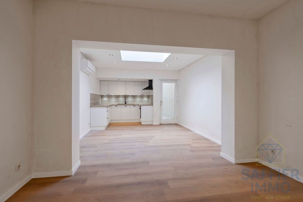 Gerenoveerde woning met extra magazijn in Harelbeke foto 3