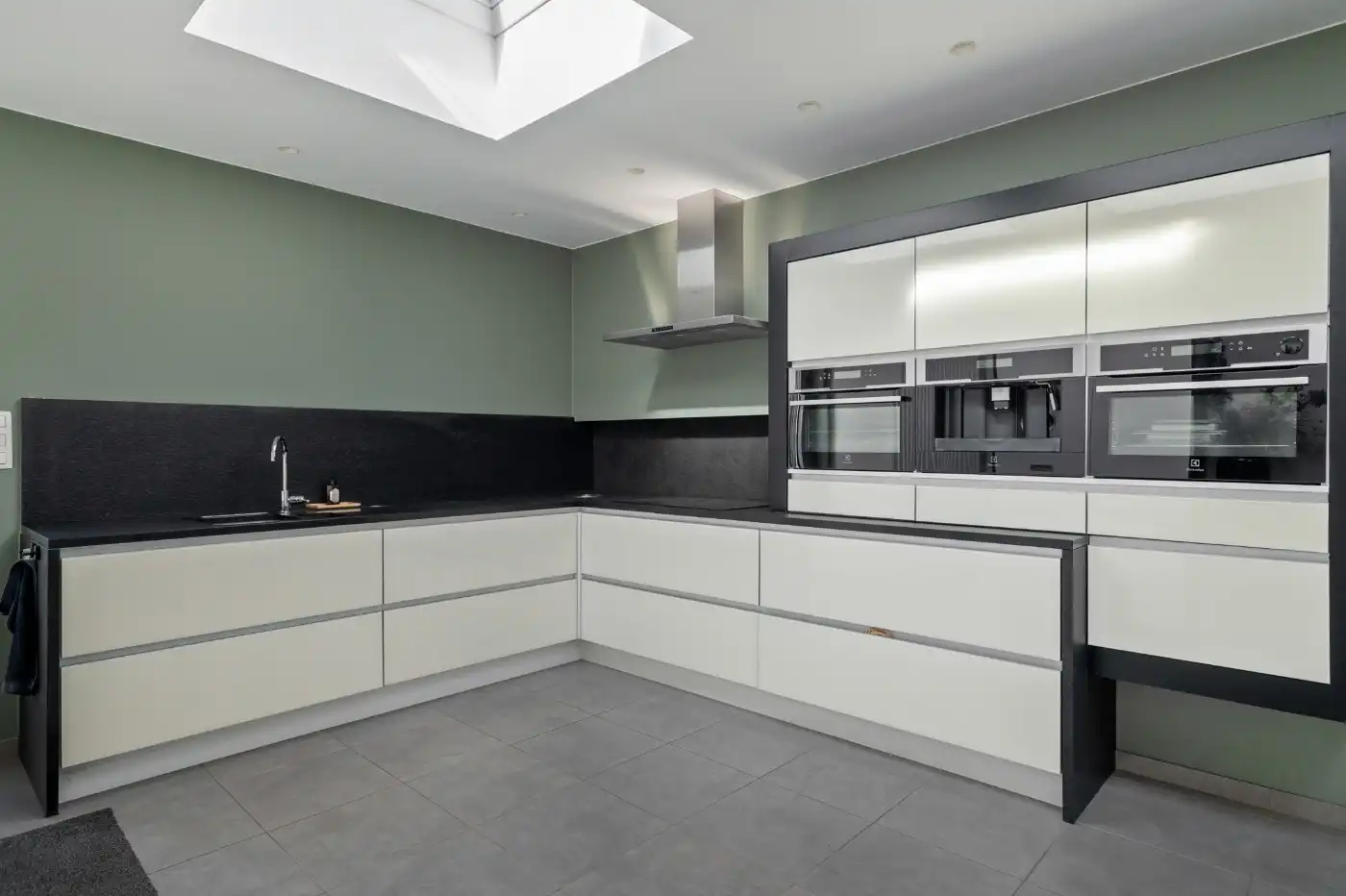 Volledig gerenoveerde woning met commerciële ruimte en 3 slpk. foto 5
