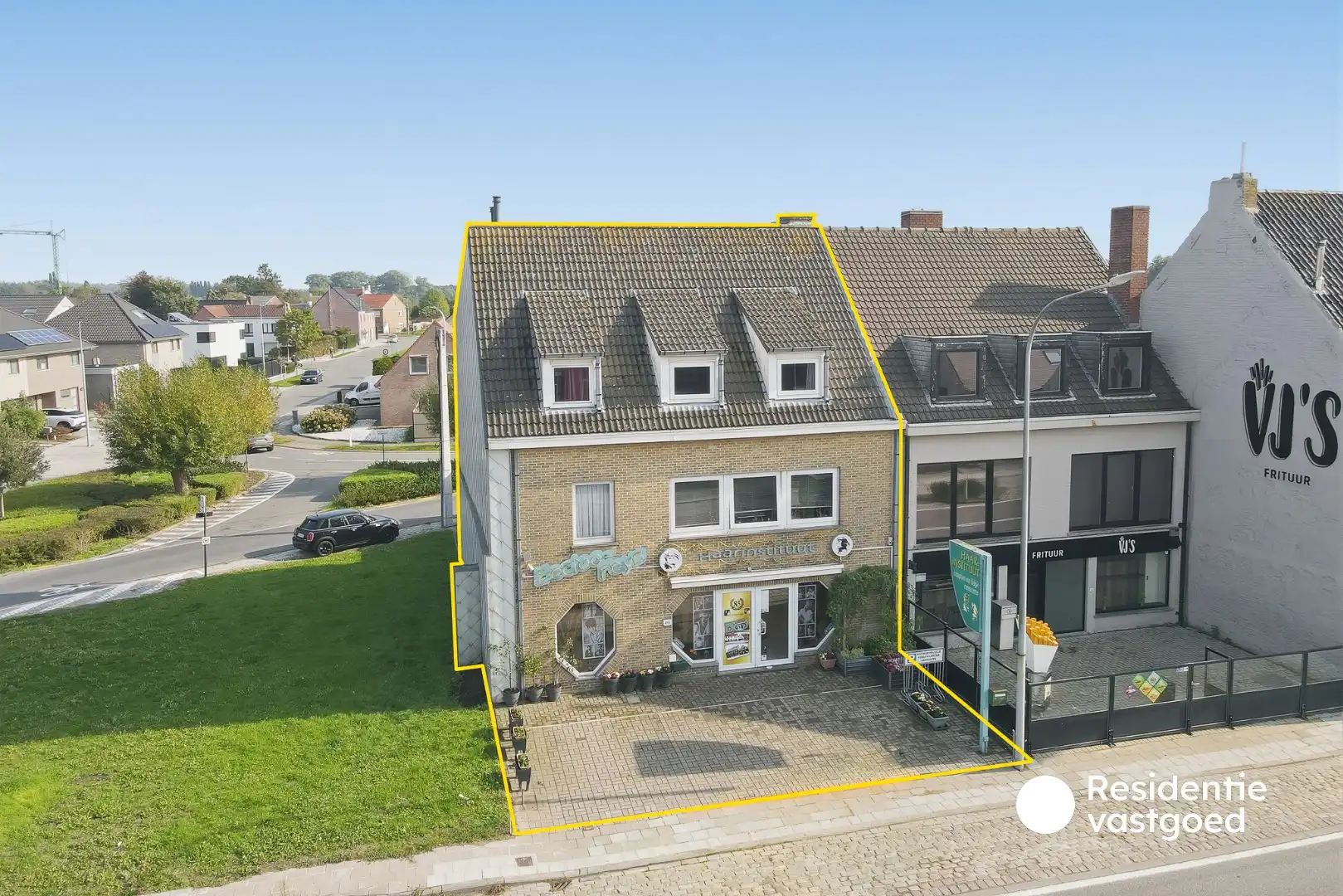 Opbrengsteigendom met handelszaak op goede ligging in Zedelgem foto {{pictureIndex}}