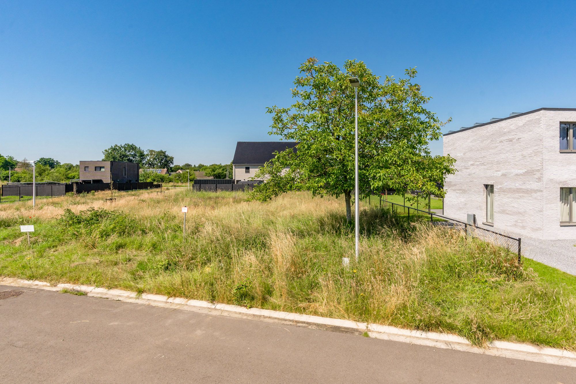 UNIEKE KANS! Deze knappe kavel van 4a 12ca, voor een half open woning, gelegen in Wijchmaal, Peer in een verkeersluwe nieuwbouwverkaveling , biedt een aantrekkelijke mix van rustige landelijke charme en moderne voorzieningen. Zeer gewilde locatie voor zij die opzoek zijn naar harmonie en een evenwichtige levensstijl!  foto 4