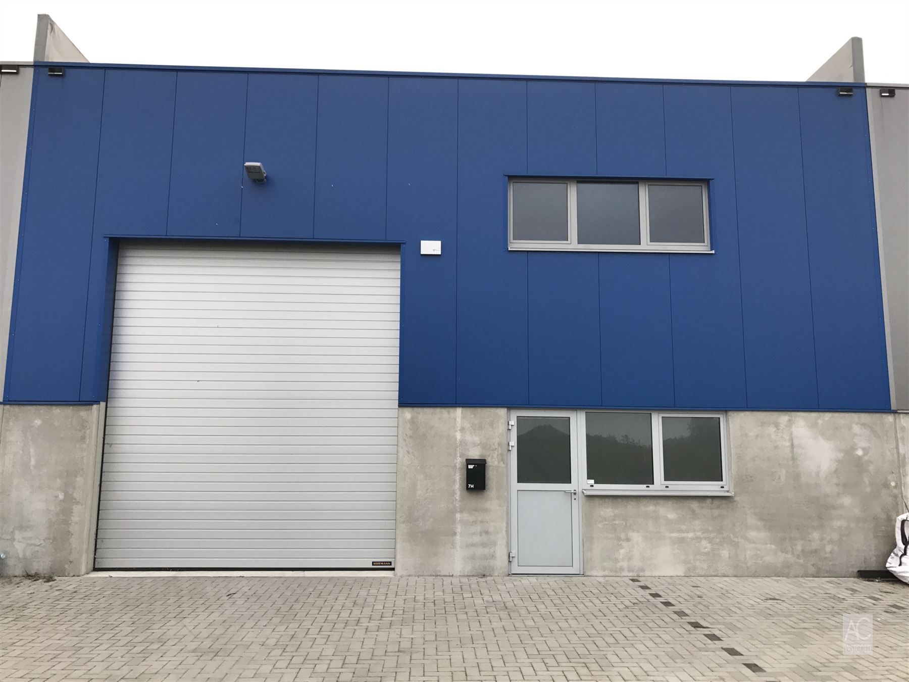 Magazijn van 288 m² met 2 parkeerplaatsen foto {{pictureIndex}}