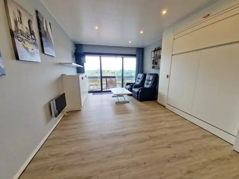 Zongerichte studio met terras vlak aan zee! foto {{pictureIndex}}