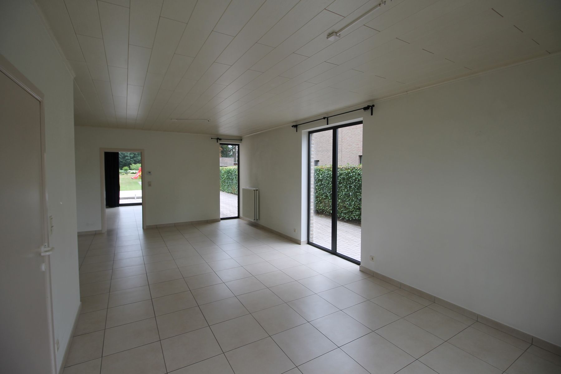 Recente halfopen bebouwing met ruime tuin, terras en garage foto 3