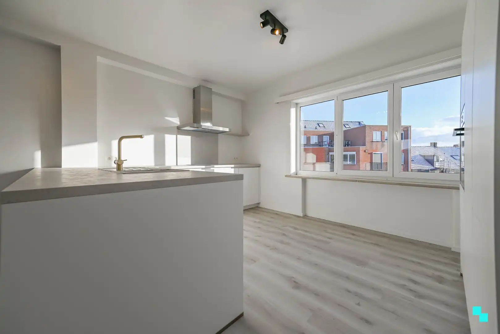 Gerenoveerd appartement met twee slaapkamers in centrum Tielt foto 6