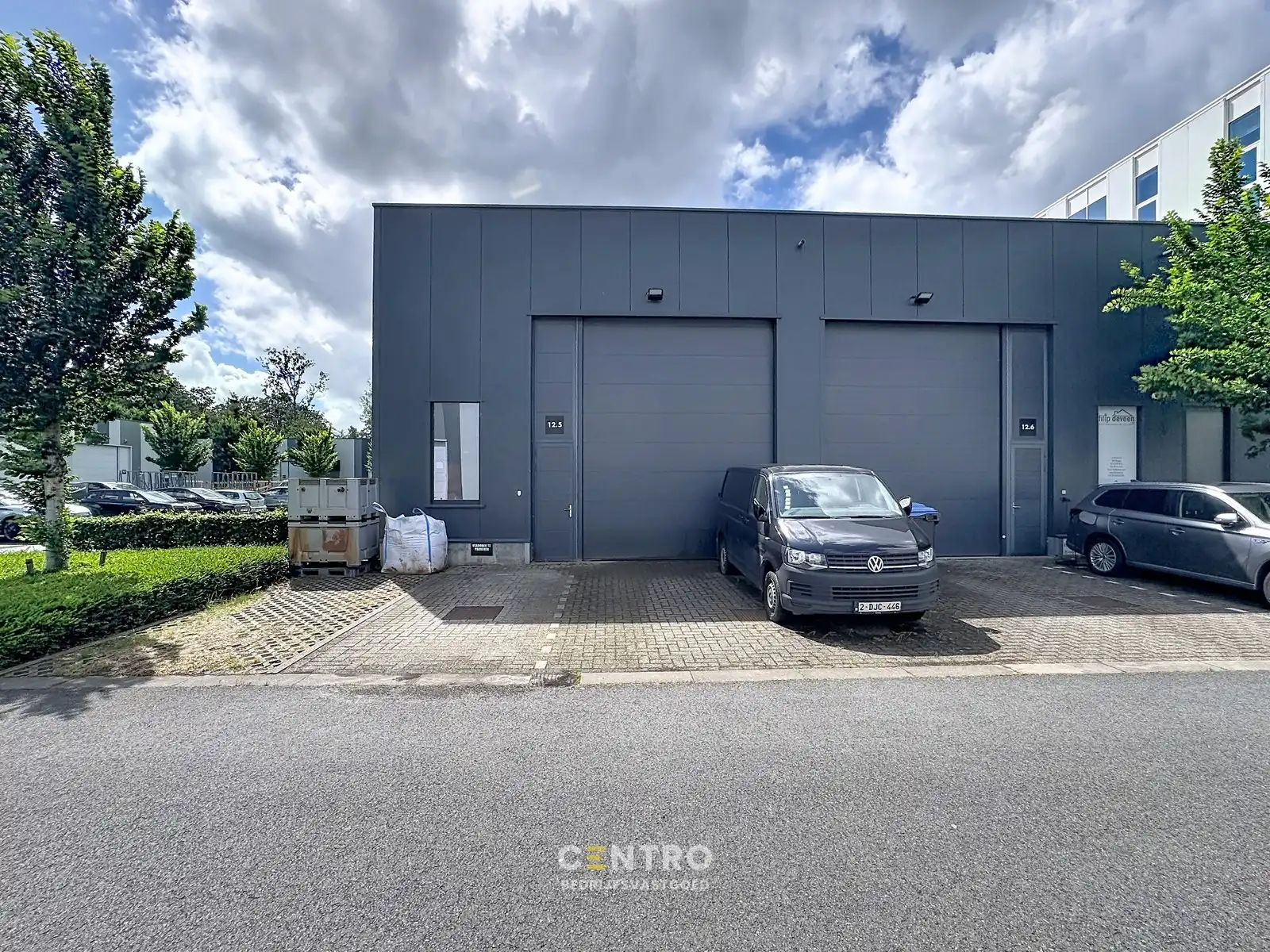 Instapklaar MAGAZIJN (182m²) TE KOOP met alle voorzieningen en 2 private parkeerplaatsen voor de deur te Brugge (Sint-Michiels), Ten Briele. Geen WVI! foto 2