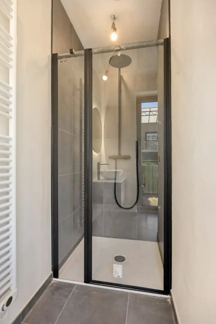 Instapklare woning met zeer goede afwerking, 3 slaapkamers, 3 badkamers, tuin, terras en autostaanplaats in het centrum van Tienen – EPC 27 kWh/m² - bewoonbare  foto 24