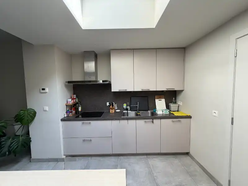 NABIJ STATION GENT SINT PIETERS, GERENOVEERDE RIJWONING MET 2 SLAAPKAMERS foto 4