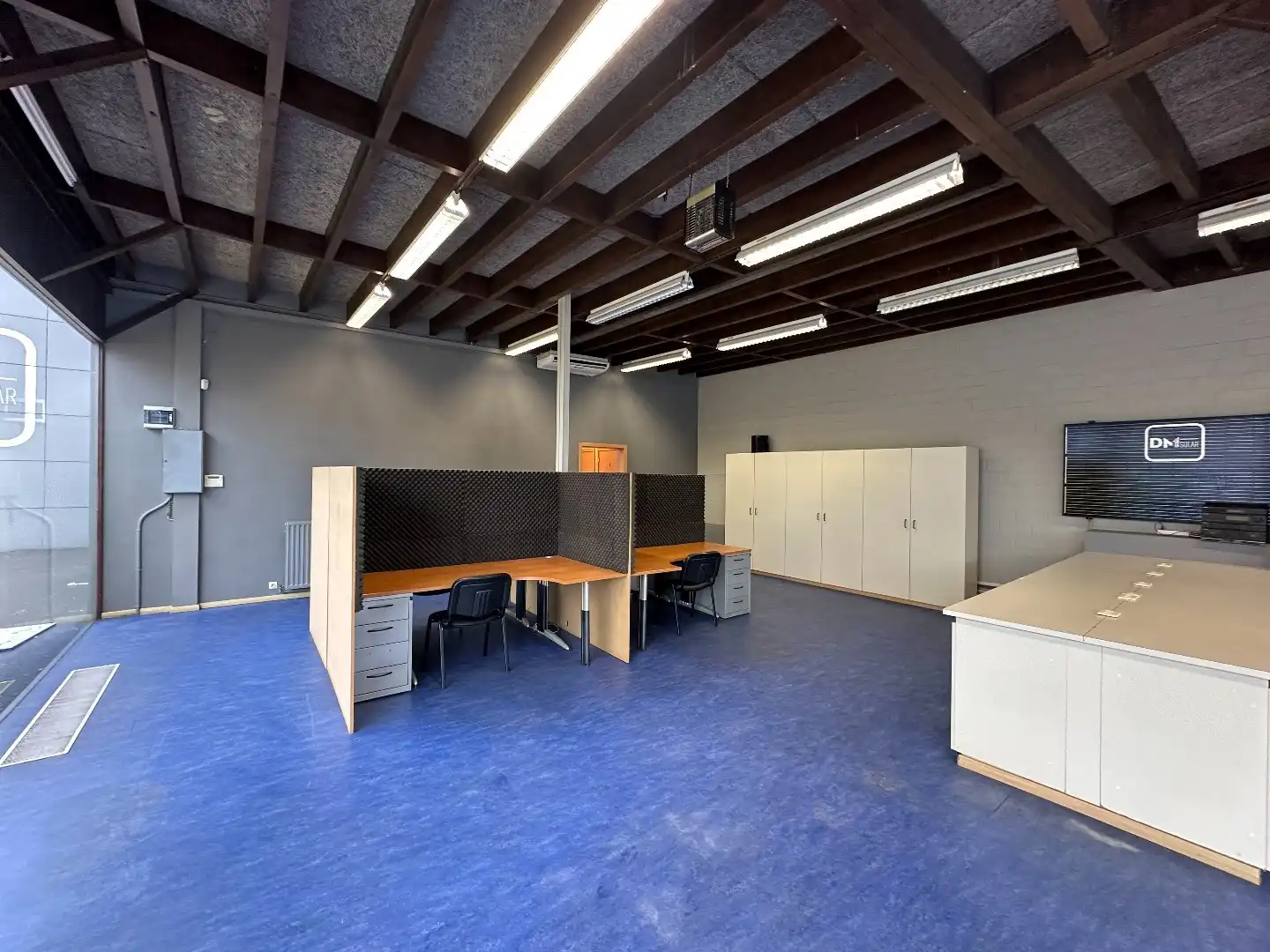 Magazijn met kantoor te huur in centrum Heule. foto 19