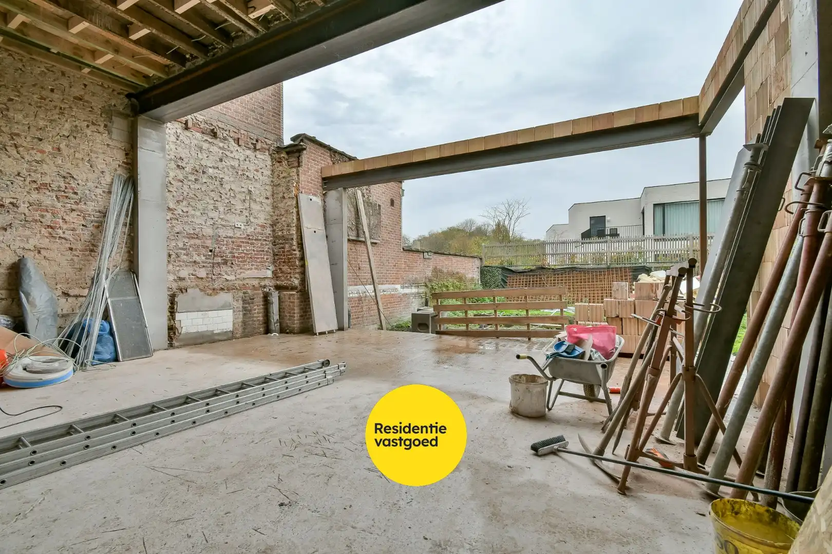 Ruime woning met bergen aan potentieel! foto 3