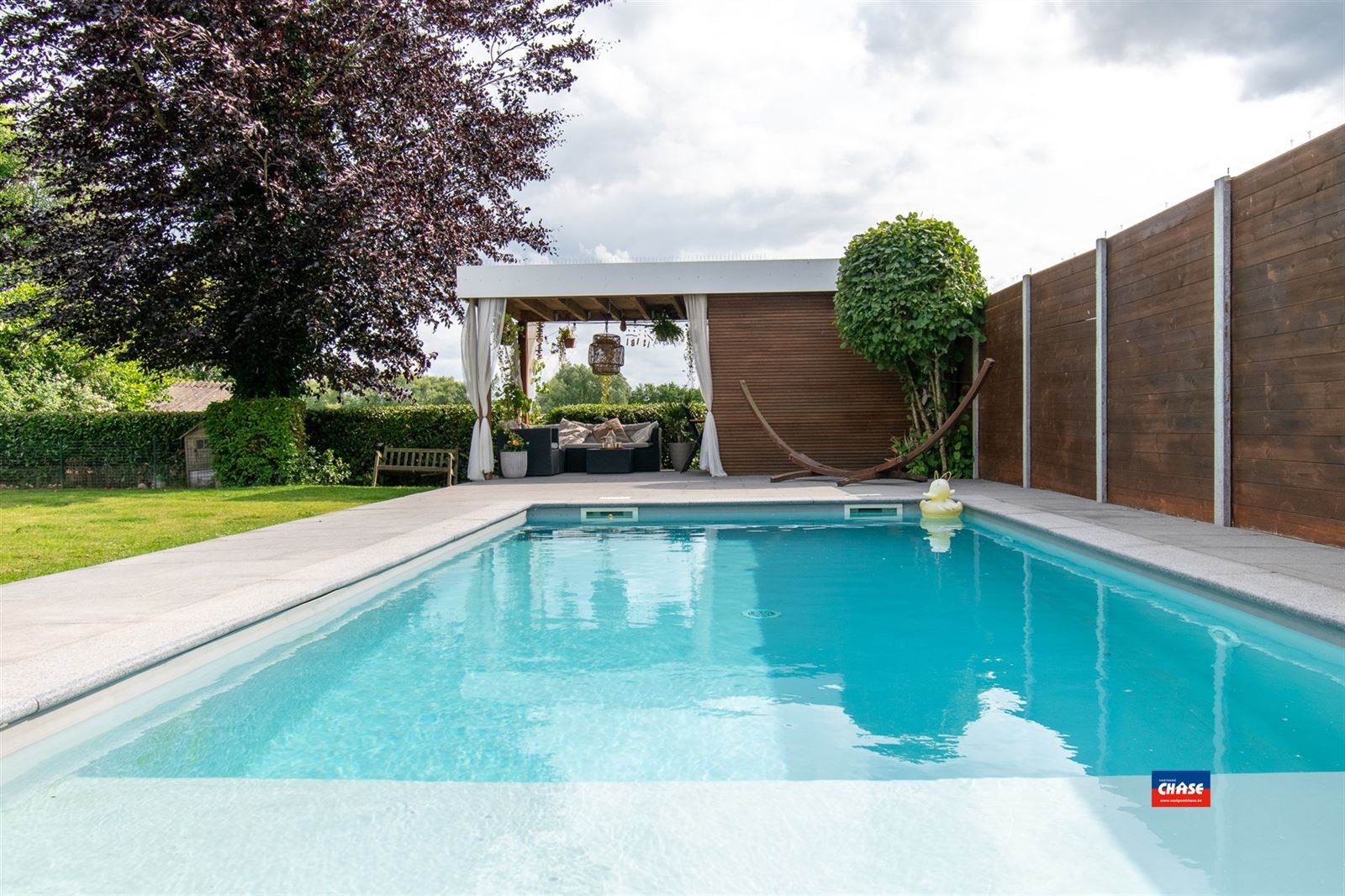 PRACHTIG LANDHUIS MET PRAKTIJKMOGELIJKHEDEN EN ZWEMBAD OP EEN TOTALE OPPERVLAKTE VAN 10a 50ca  foto 4