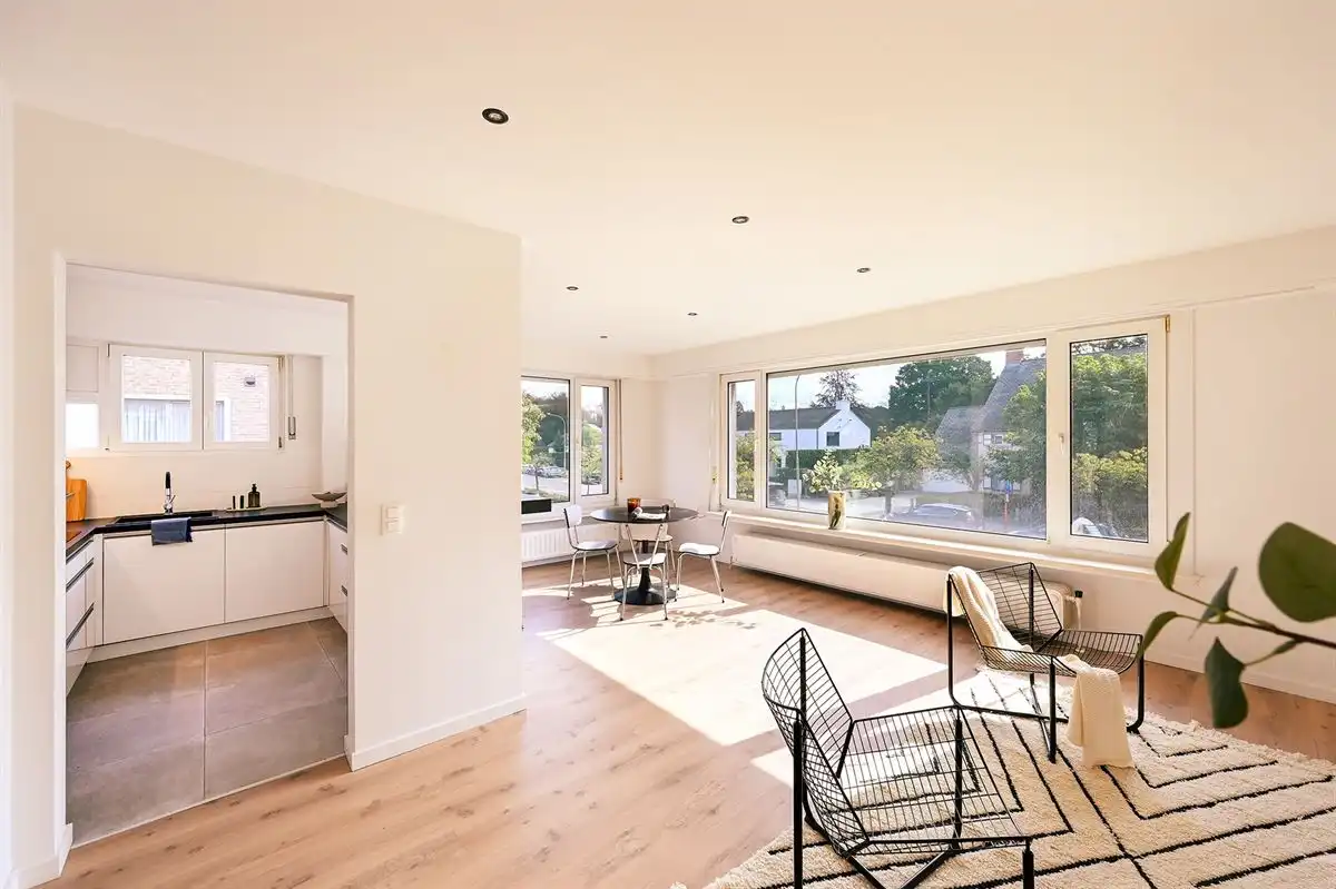 Lichtrijk hoekappartement in hartje Brasschaat foto {{pictureIndex}}