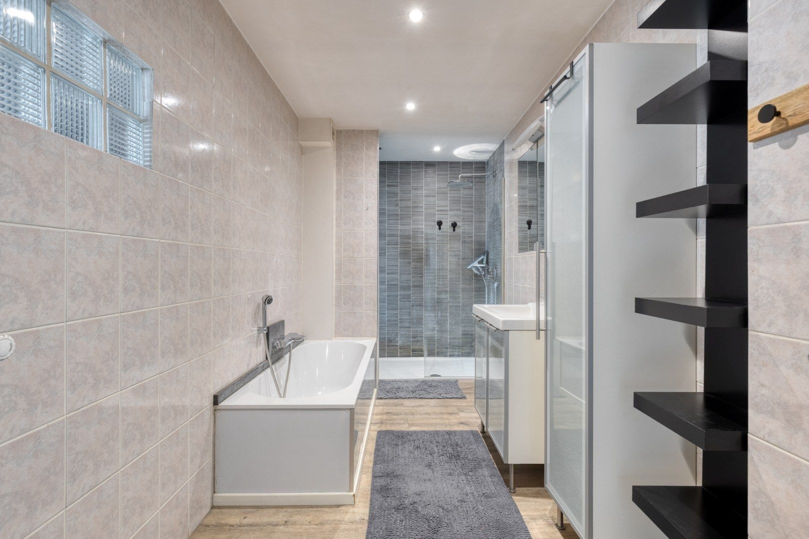 Ruim tweekamerapp. in Bevegem met dubbele garage! foto 9