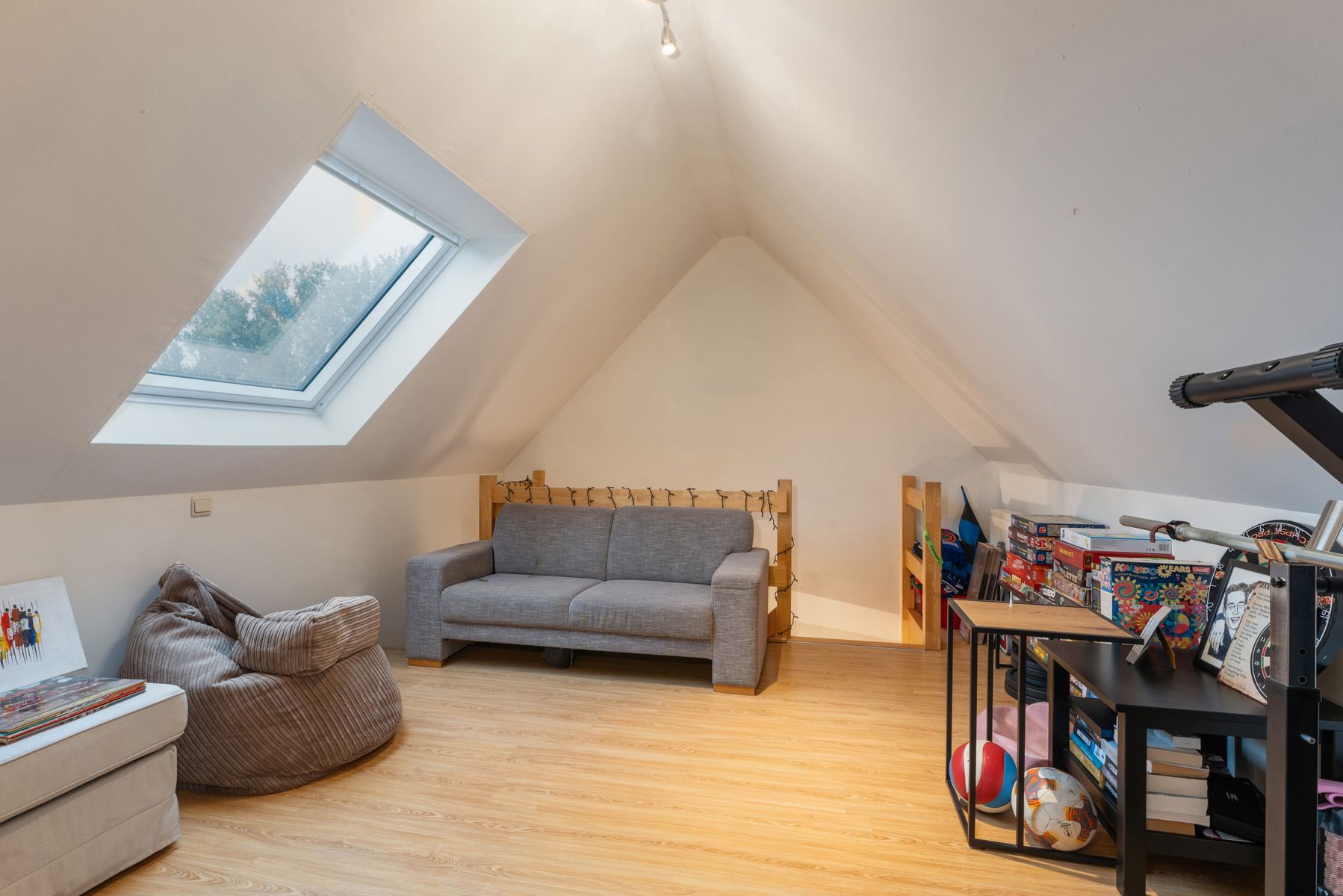 Instapklare woning  met 4 slpk, garage en stadstuin foto 14