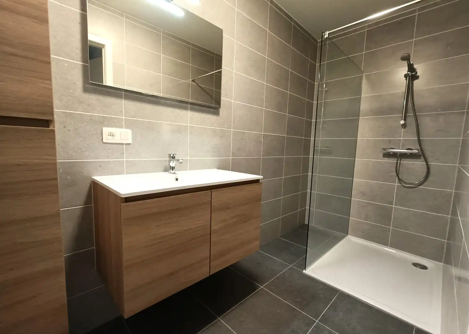 MODERN APPARTEMENT MET RUIM TERRAS EN AUTOSTAANPLAATS foto 8