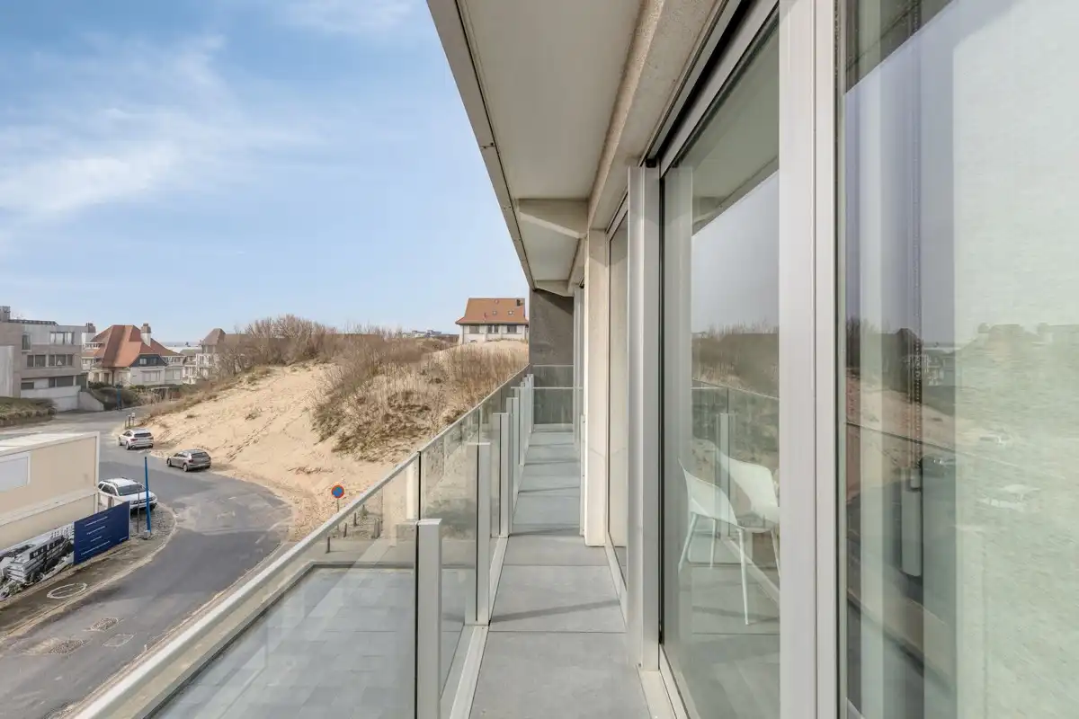 Volledig gerenoveerd tweeslaapkamer appartement op de zeedijk! foto 6