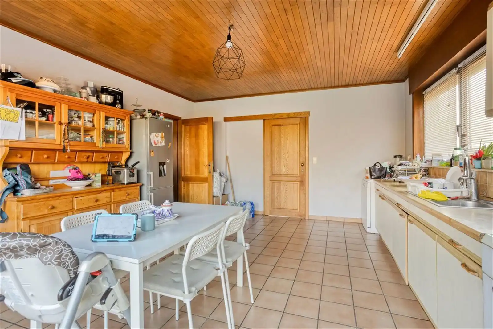 Ruime 3-gevel woning (274m²) met 3 slaapkamers, grote garage en mooie tuin foto 8