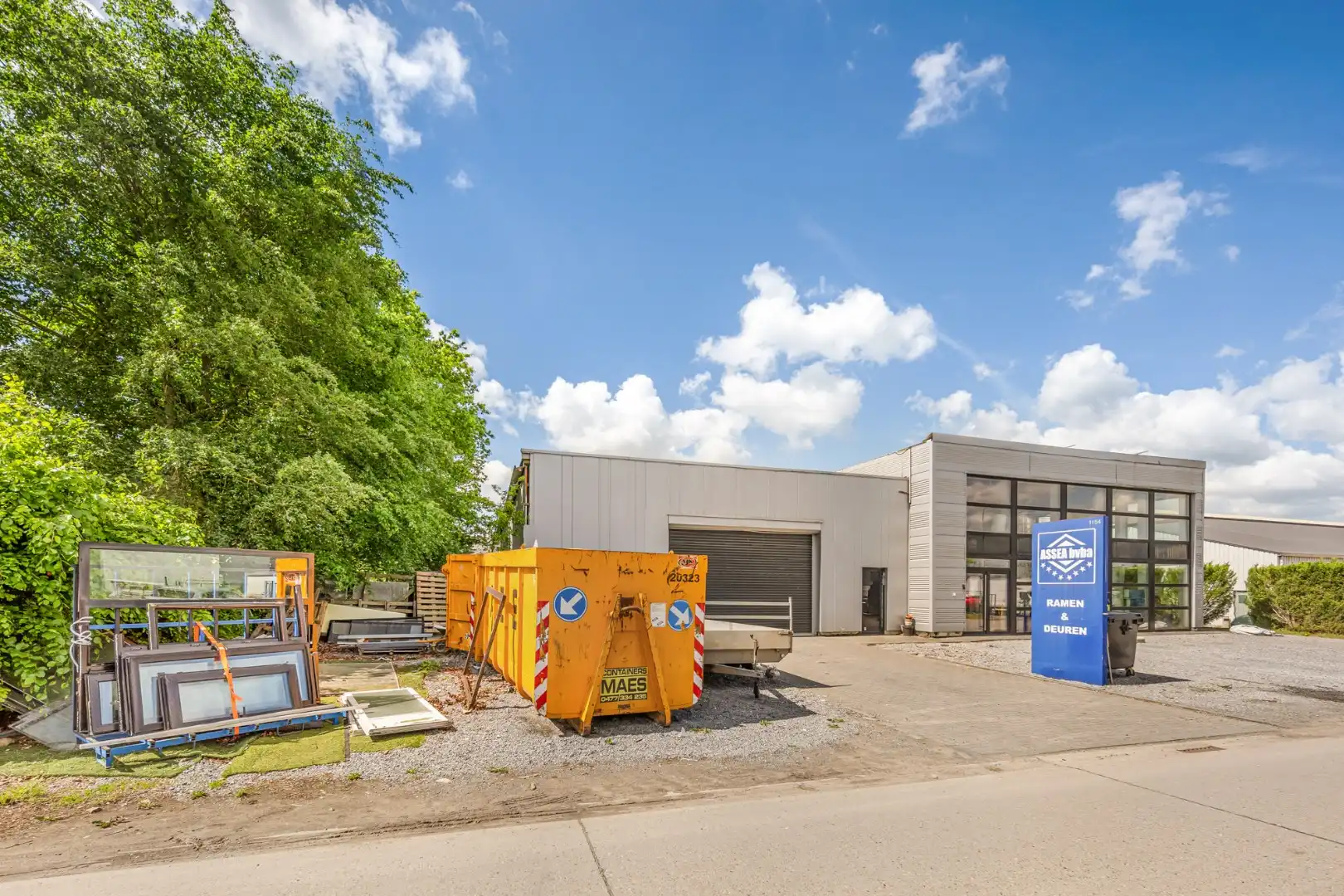 Bedrijfsgebouw met toonzaal, kantoren, magazijn en woonst - groot 700m²  foto 42