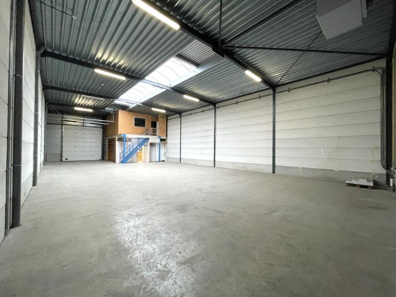 Zeer goed gelegen KMO-unit van 310 m² met mezzanine en 3 parkeerplaatsen foto 2