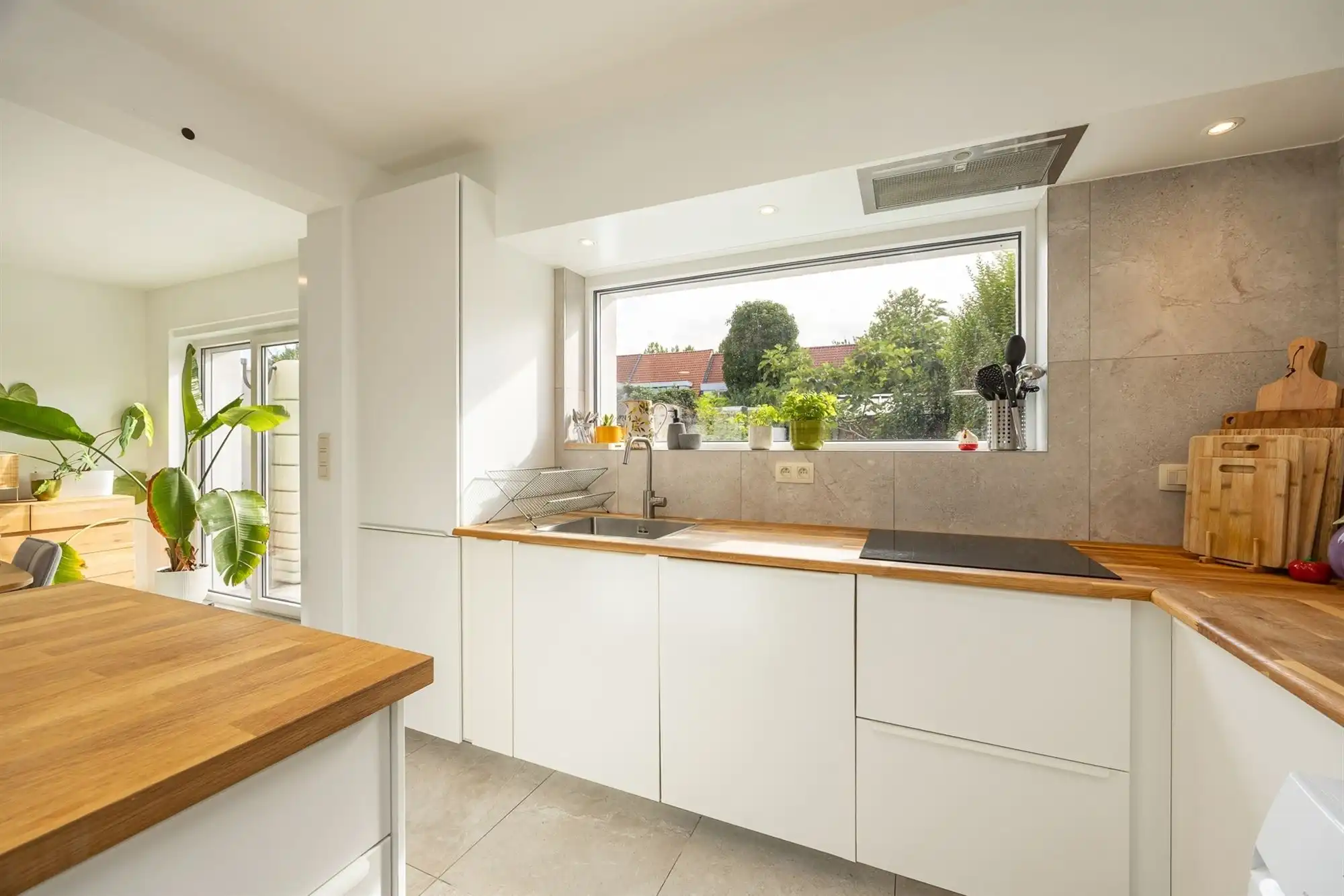 Instapklaar huis met drie slaapkamers en tuin  foto 11