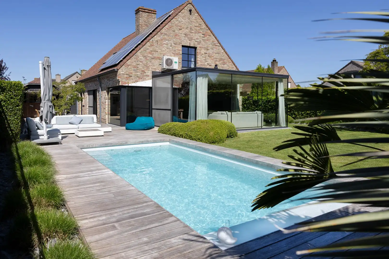 Lichtrijke woning met 3 kamers, garage, bureelhoek & zwembad. foto 16