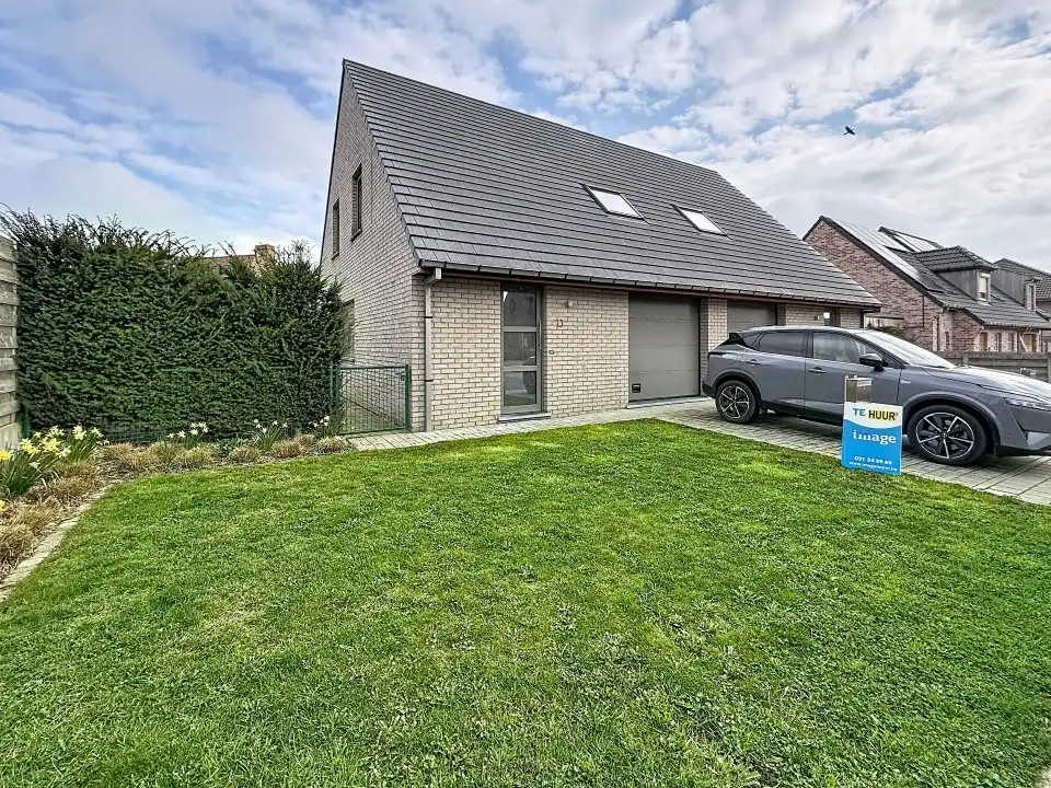 Recente half-open woning nabij centrum Staden foto {{pictureIndex}}