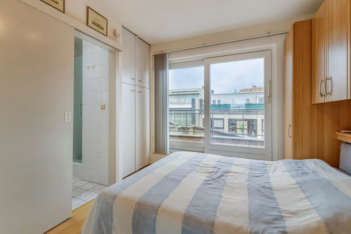Appartement met 1 slaapkamer en twee ruime zonneterrassen, met een parkeerplaats in het gebouw die samen met het appartement aangekocht dient te worden. foto 5