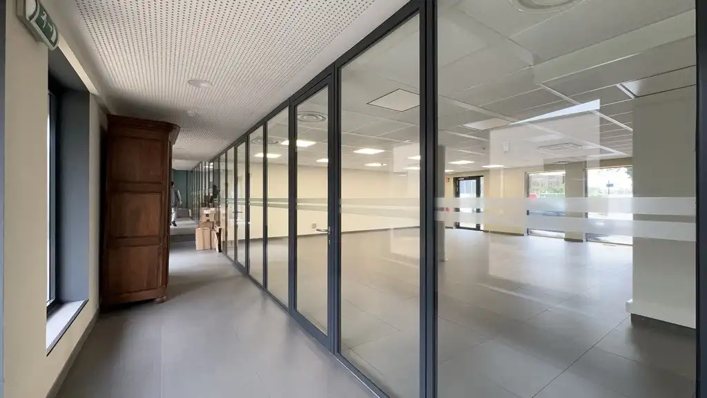 Commercieel gelijkvloers kantoor te huur nabij het station Wetteren foto 5
