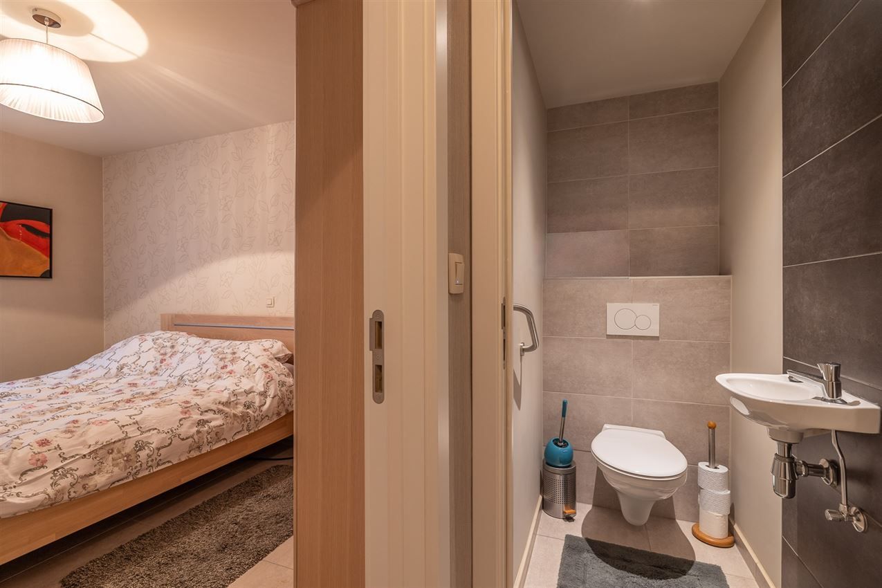 Gelijkvloers tweeslaapkamer appartement met terras en staanplaats in centrum  foto 16