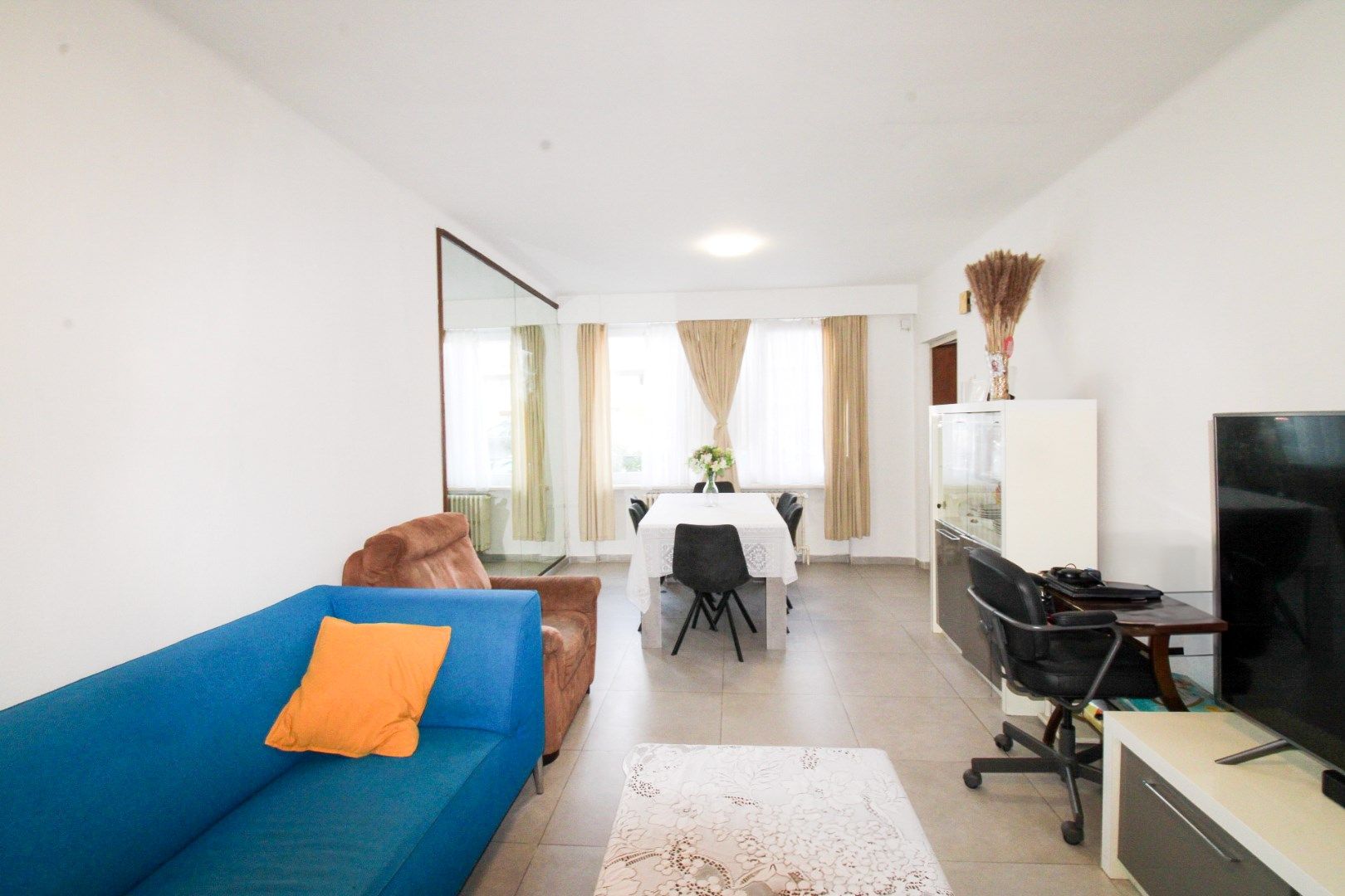 Uitzonderlijk ruim en centraal gelegen gelijkvloers appartement met drie slaapkamers, tuin én garage te koop in Deurne! foto 5