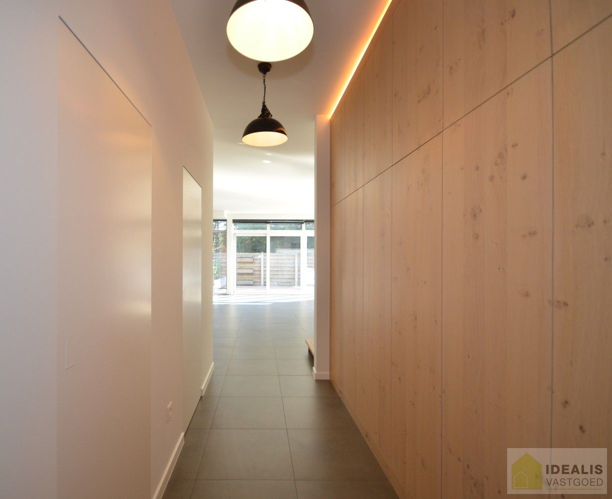 IDEALIS VASTGOED  - Luxueus, zeer hoogwaardig afgewerkt , instapklaar gelijkvloers appartement  in het midden van het centrum van Neerpelt op wandelafstand van horeca, shopping en openbaar vervoer! foto 3